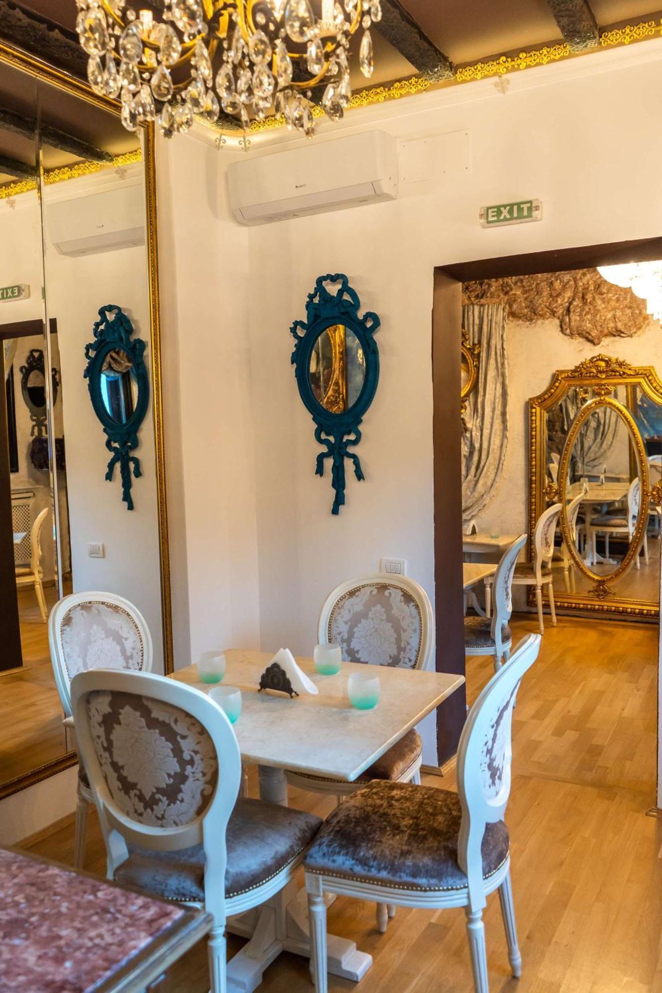 Conacul Coroanei Luxury Boutique Hotel Bukarest Kültér fotó